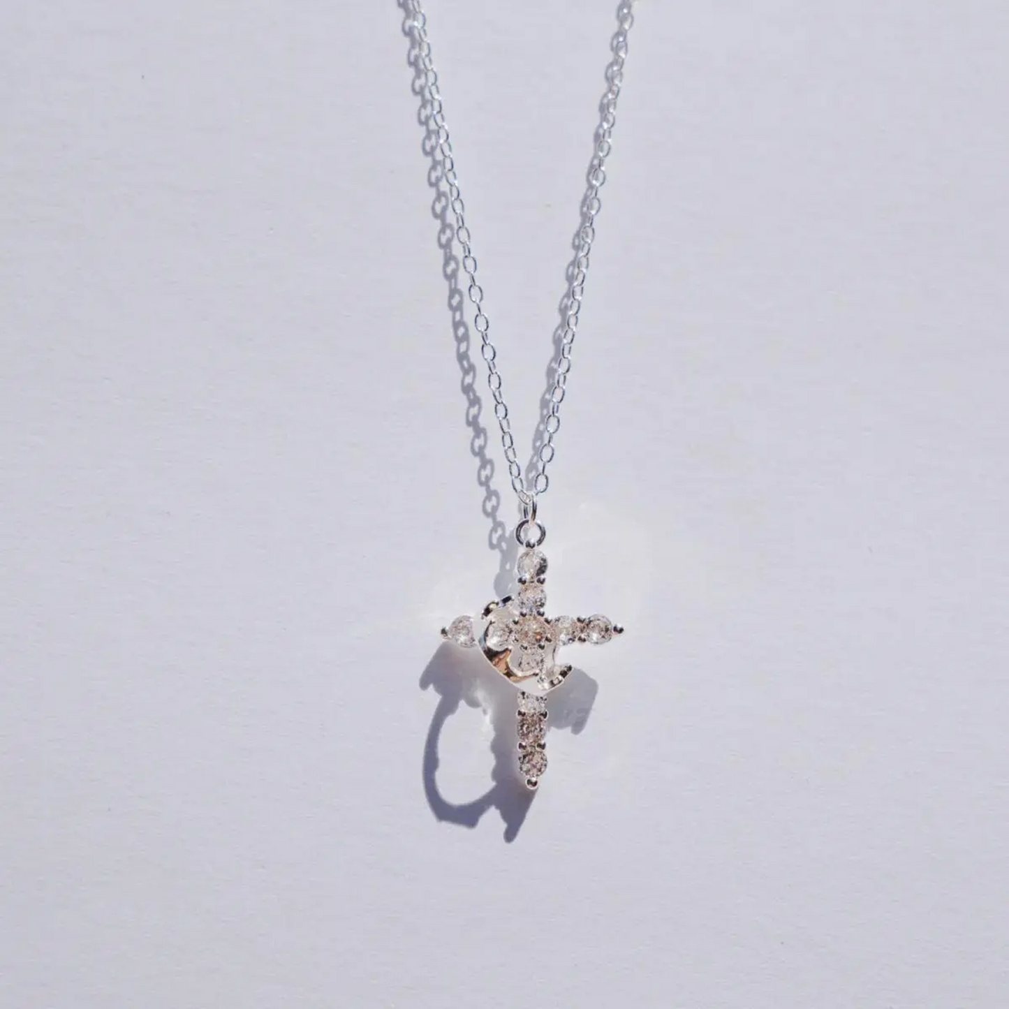Collar de cruz con corona de fe