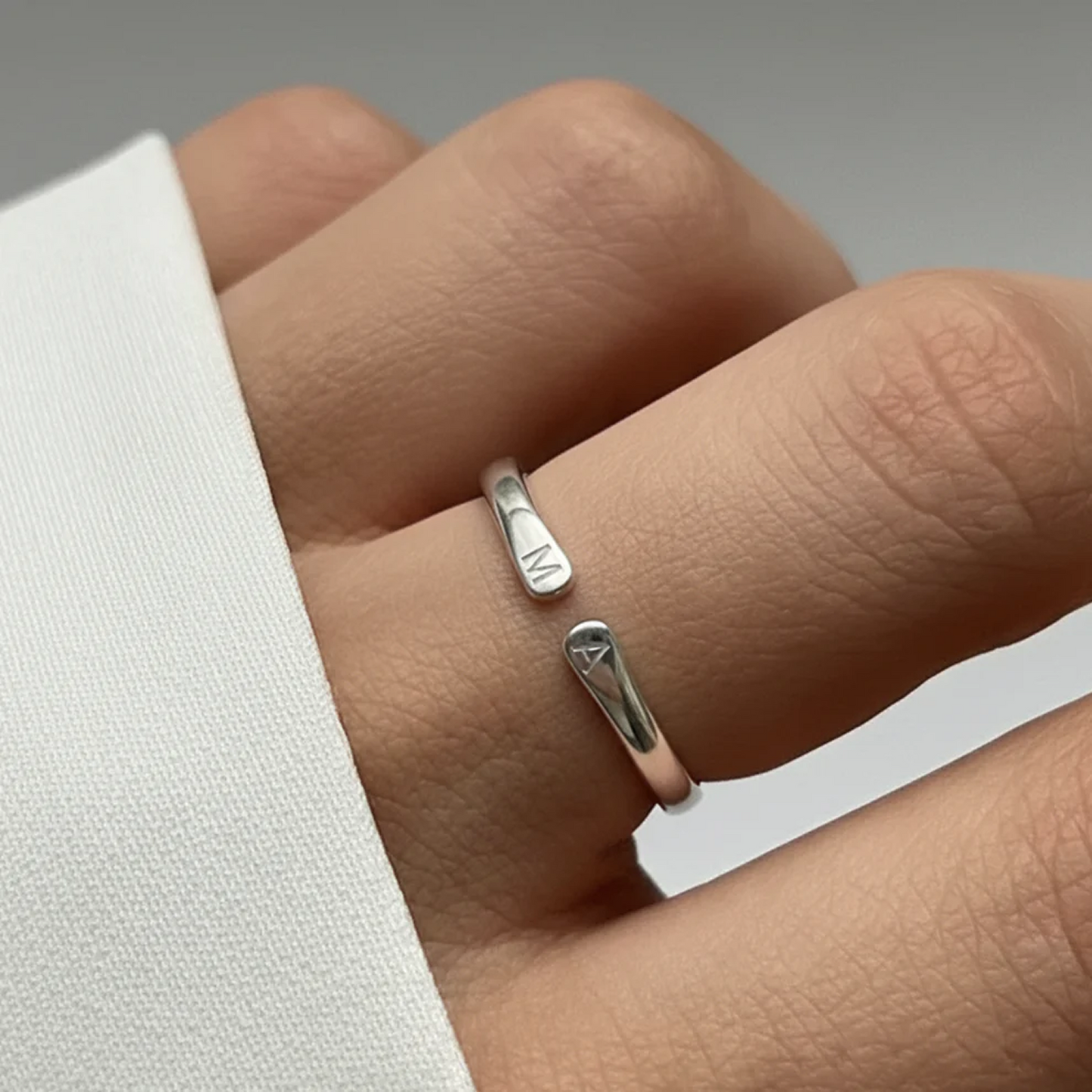 Anillo de Iniciales Ajustable Whisper