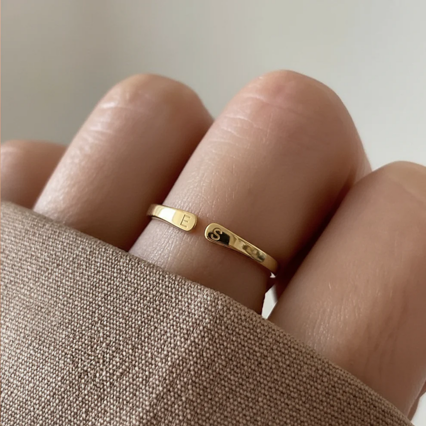 Anillo de Iniciales Ajustable Whisper